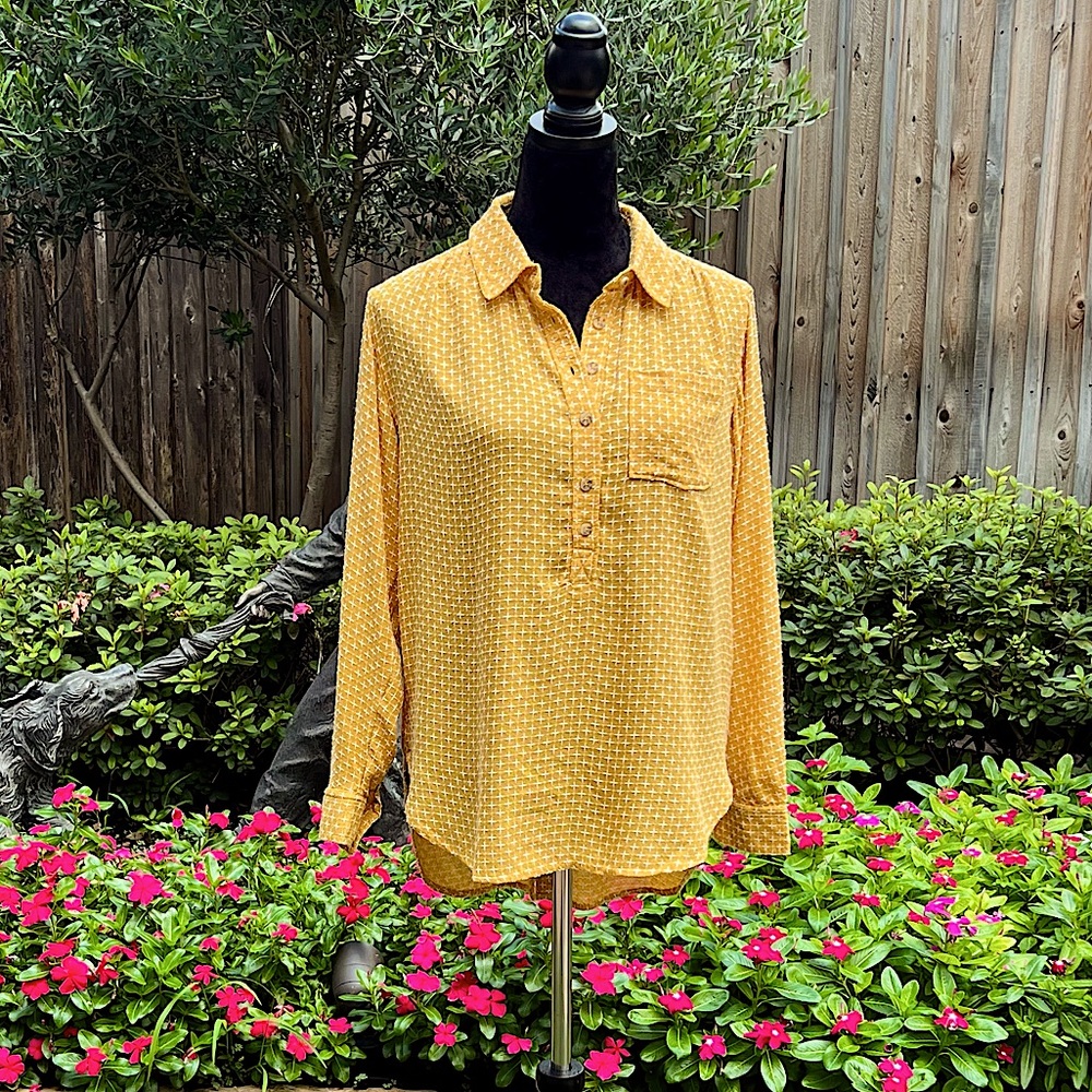NWOT Anthropologie Button-Back Top